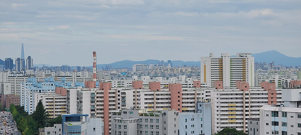 빽빽하게 늘어선 고층·중층 아파트 건물들이 도시 하늘 아래 펼쳐져 있다